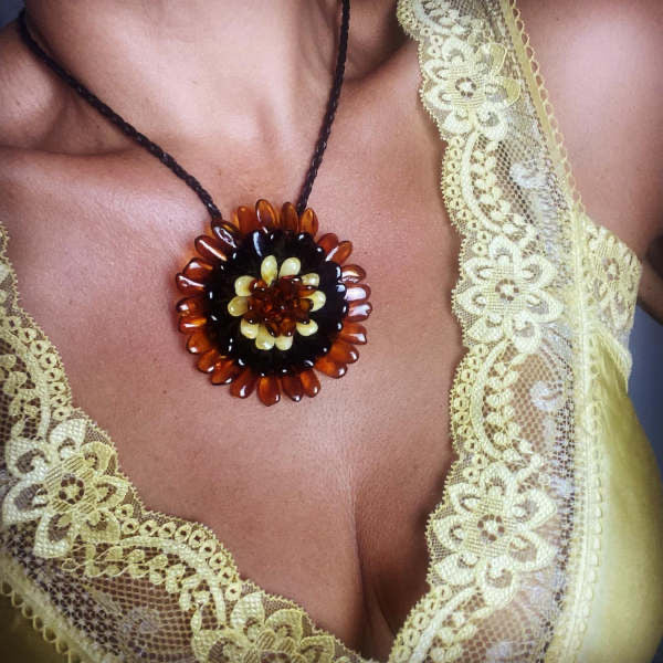 Alfinete/Colar Flor em Ambar