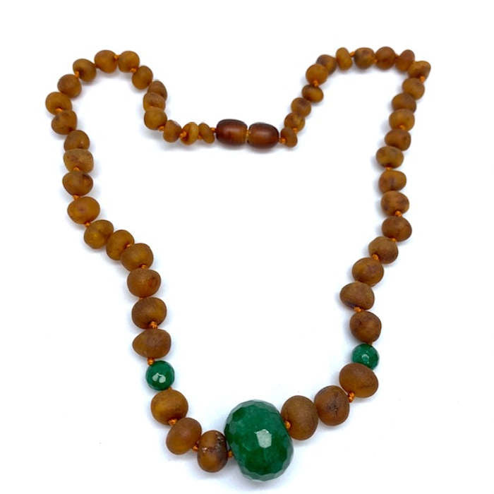Colar Serendipity de Âmbar Báltico Cognac Não Polido Com Pedra Semi Preciosa Jade 45cm