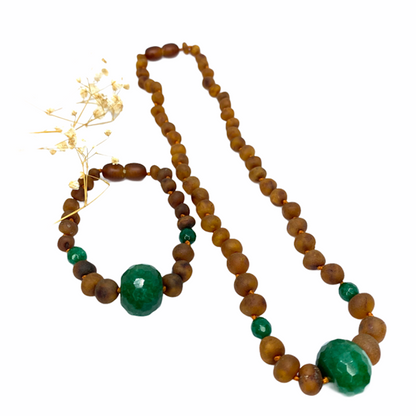 Colar Serendipity de Âmbar Báltico Cognac Não Polido Com Pedra Semi Preciosa Jade 80cm