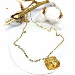 Pendente Irregular Ambar em Fio de Aço Dourado