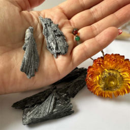 Cianita Negra ou Vassoura da Bruxa